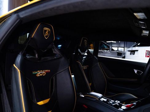 Used 2021 Lamborghini Huracan EVO RWD image 18
