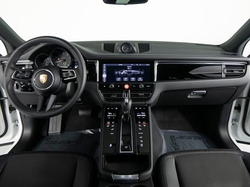 Certified 2025 Porsche Macan AWD/4WD image 31