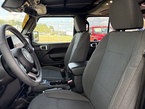 Used 2025 Jeep Wrangler Sport S image 9