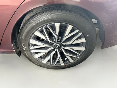 Used 2024 Nissan Altima 2.5 SV image 11