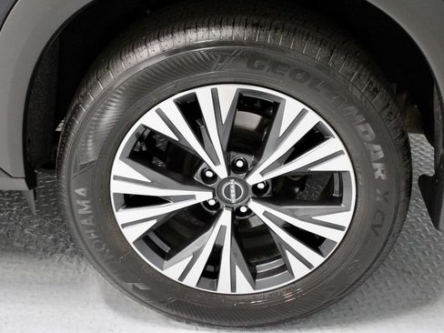 Certified 2023 Nissan Rogue SV FWD image 18