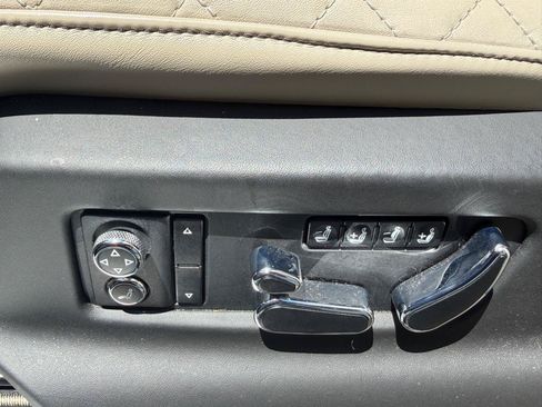 Used 2020 Bentley Bentayga Plug-In Hybrid AWD/4WD image 38