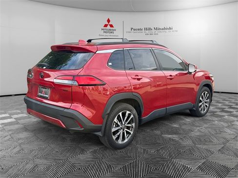 Used 2022 Toyota Corolla Cross XLE image 5