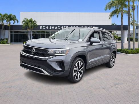 Certified 2022 Volkswagen Taos SE image 3