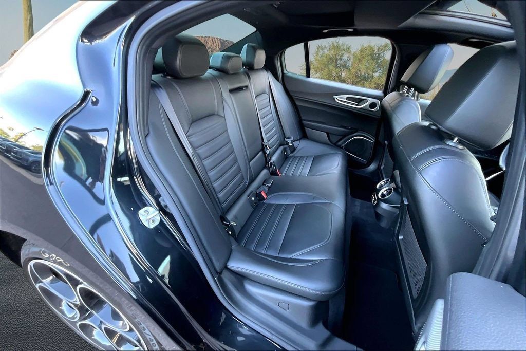 Used 2023 Alfa Romeo Giulia Veloce RWD image 27