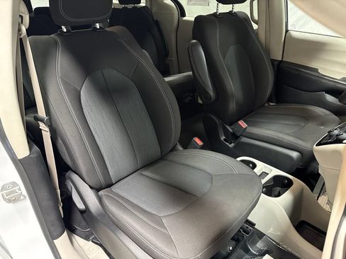 Used 2022 Chrysler Voyager LX FWD image 10