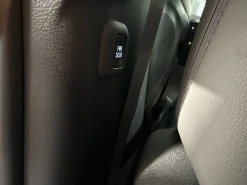 Used 2025 Toyota Sienna XLE FWD image 19