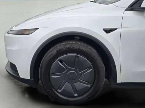 Used 2026 Tesla Model Y 2WD image 9