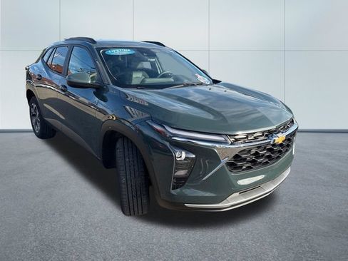 Used 2025 Chevrolet Trax LT FWD image 5