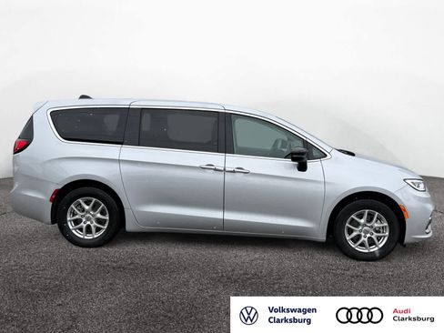 Used 2024 Chrysler Pacifica Touring-L image 6