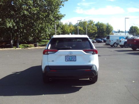 Used 2023 Toyota RAV4 LE AWD/4WD image 4