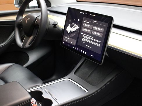 Used 2022 Tesla Model Y Long Range image 44