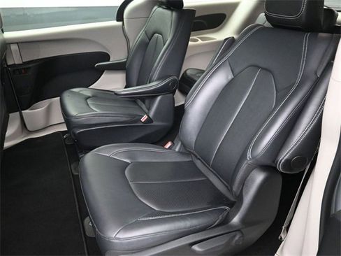 Used 2024 Chrysler Pacifica Select image 22