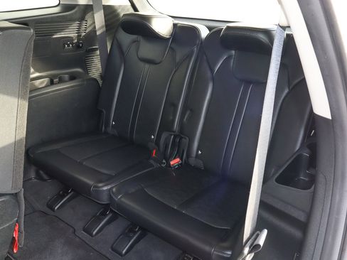 Used 2024 Kia Sorento S image 9