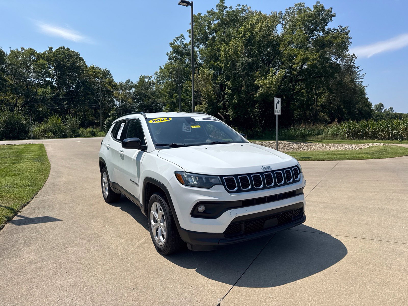 Used 2024 Jeep Compass Latitude AWD/4WD image 3
