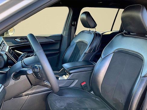 Used 2024 Jeep Grand Cherokee L Laredo image 25