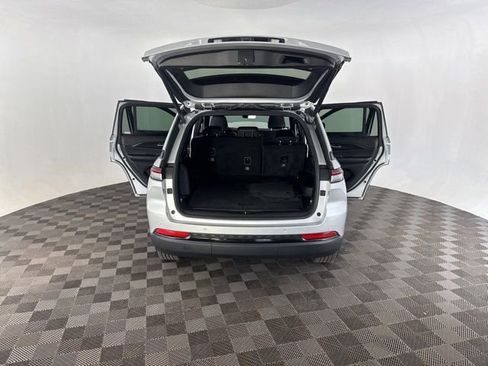 Used 2025 Jeep Grand Cherokee Altitude AWD/4WD image 19