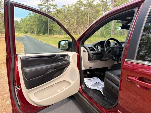 Used 2019 Dodge Grand Caravan SXT FWD image 10