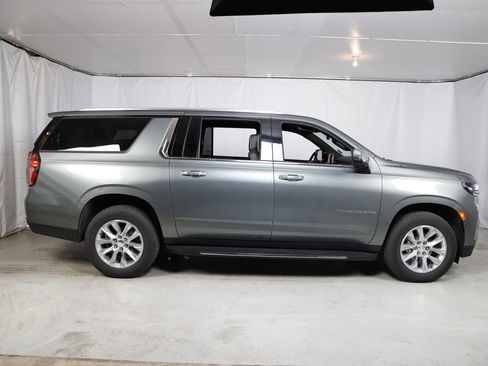 Used 2023 Chevrolet Suburban Premier image 2