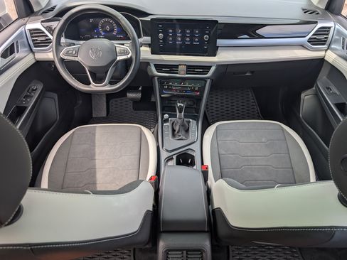 Used 2025 Volkswagen Taos SE w/ Panoramic Sunroof Package FWD image 23