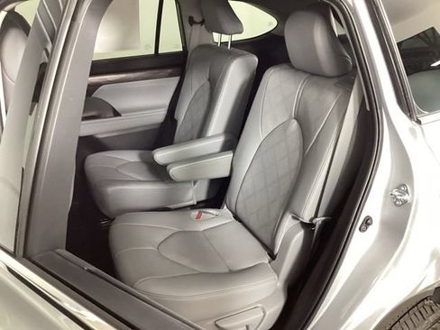 Used 2024 Toyota Highlander Platinum AWD/4WD image 34