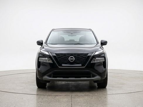 Used 2025 Nissan Rogue SV image 2
