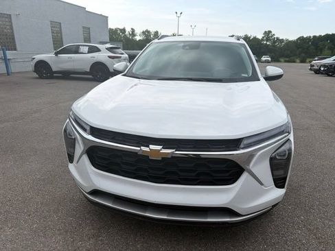Used 2025 Chevrolet Trax LT FWD image 5