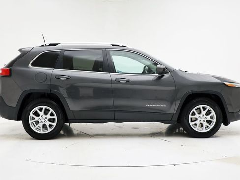 Used 2017 Jeep Cherokee Latitude w/ True North Edition image 3