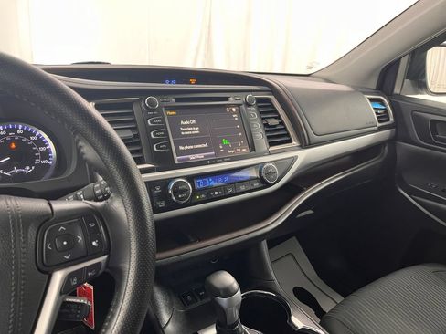 Used 2019 Toyota Highlander Plus AWD/4WD image 22