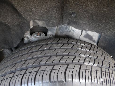 Used 2018 Chrysler Pacifica Limited w/ Tire & Wheel Group image 16