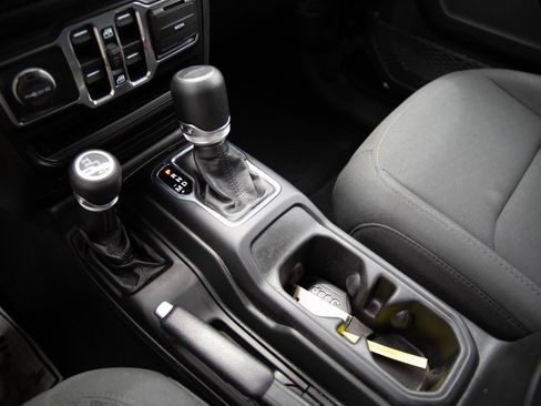 Used 2022 Jeep Gladiator Sport AWD/4WD image 16
