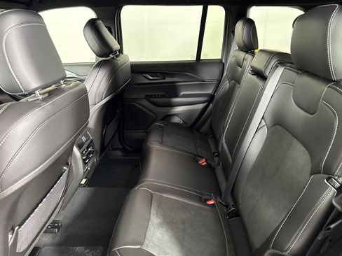 New 2025 Jeep Grand Cherokee Altitude image 14