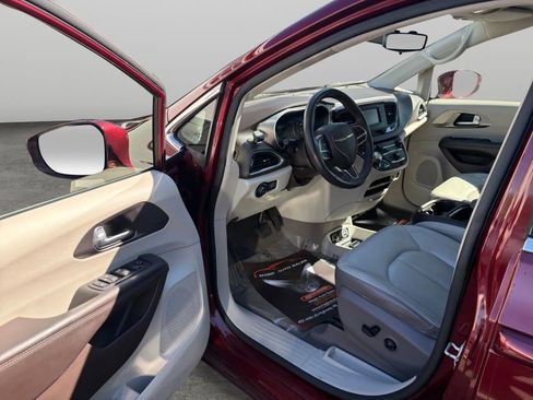 Used 2017 Chrysler Pacifica Touring-L FWD image 11