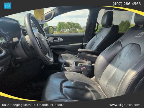 Used 2018 Chrysler Pacifica Touring-L w/ Premium Audio Group FWD image 12