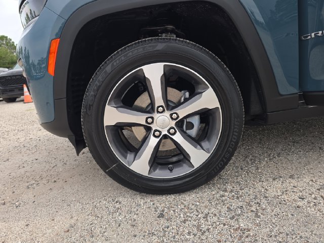 New 2026 Jeep Grand Cherokee Limited w/ Luxury Tech Group II RWD image 28
