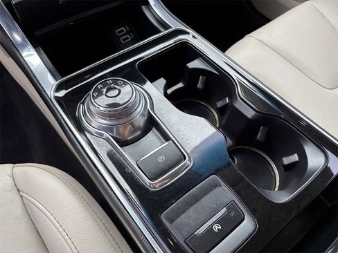 Used 2019 Ford Edge Titanium image 29