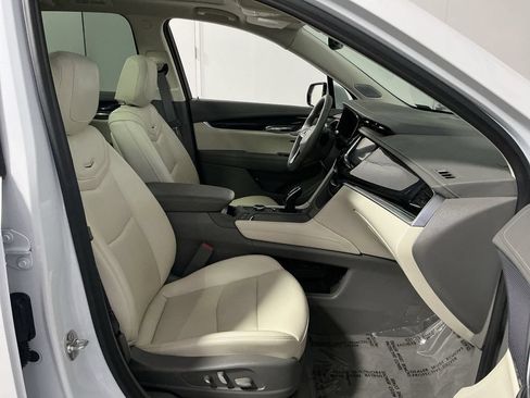 Used 2025 Cadillac XT6 Premium Luxury w/ LPO, Floor Liner Package AWD/4WD image 29