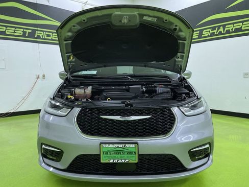 Used 2021 Chrysler Pacifica Touring-L image 4