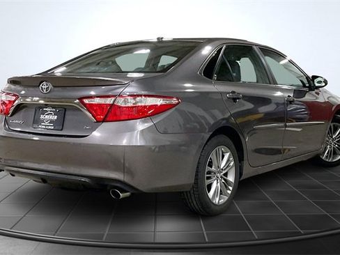 Used 2016 Toyota Camry SE image 2
