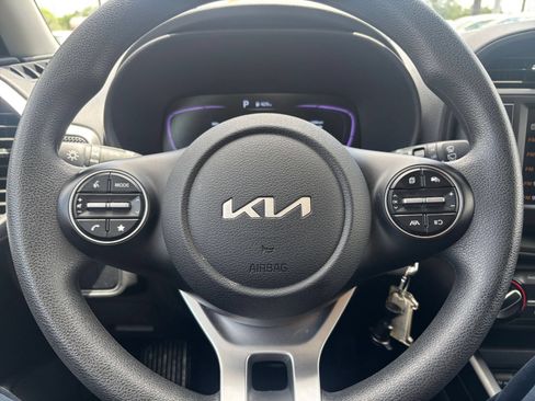 Used 2025 Kia Soul LX w/ LX Technology Package FWD image 25