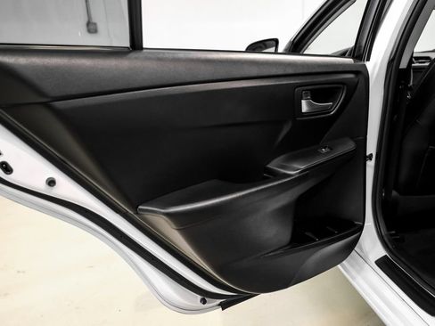 Used 2015 Toyota Camry SE FWD image 39