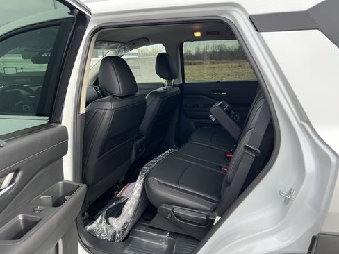 New 2025 Nissan Pathfinder SL image 4