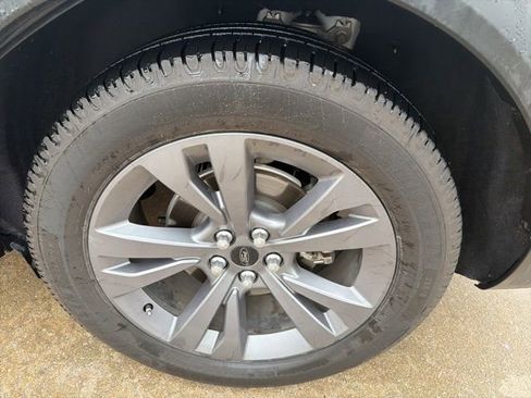 Used 2022 Ford Explorer XLT w/ Equipment Group 202A image 7