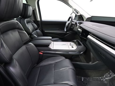 Certified 2025 Lincoln Navigator L Reserve AWD/4WD image 16