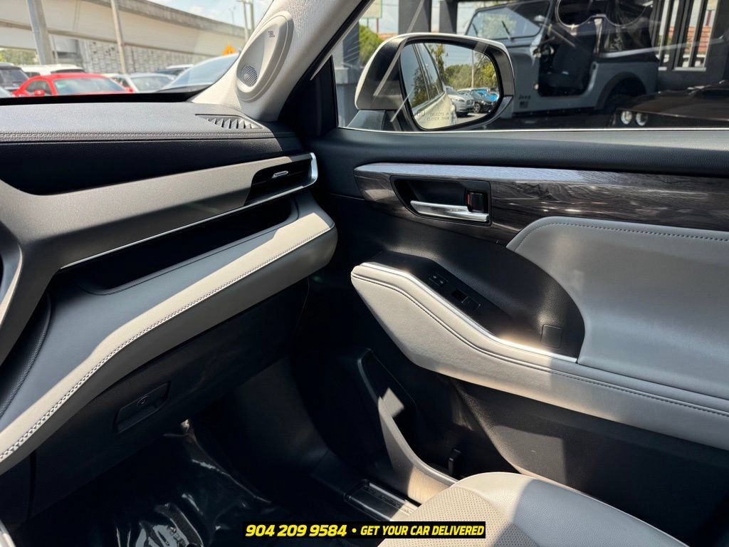 Used 2021 Toyota Highlander Limited FWD image 22