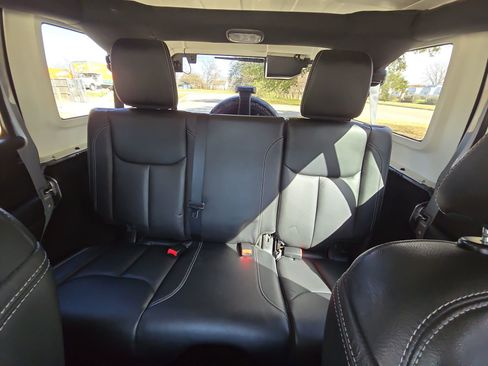 Used 2016 Jeep Wrangler Unlimited Rubicon w/ Connectivity Group image 17