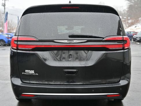 Used 2023 Chrysler Pacifica Touring-L image 4