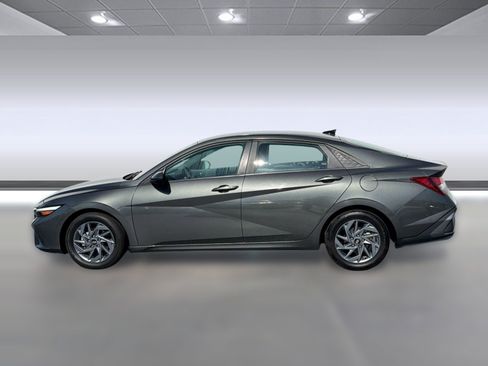 Used 2024 Hyundai Elantra SEL FWD image 2