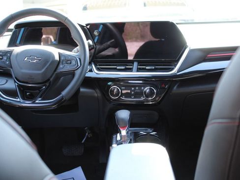 Used 2025 Chevrolet Trax RS FWD image 10