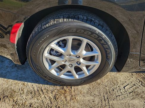 Used 2023 Chrysler Pacifica Touring-L image 7